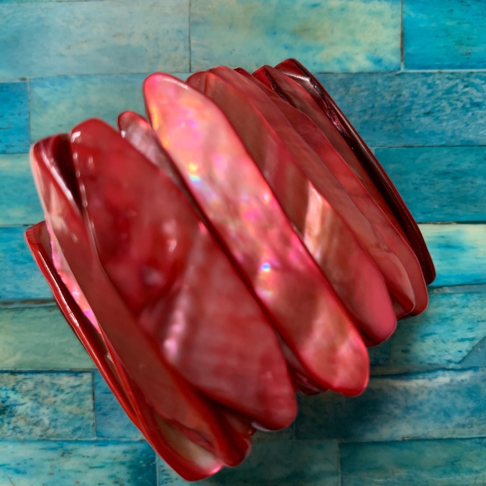 Red Expandable Shell Glass Bracelet - Picture 5 of 10